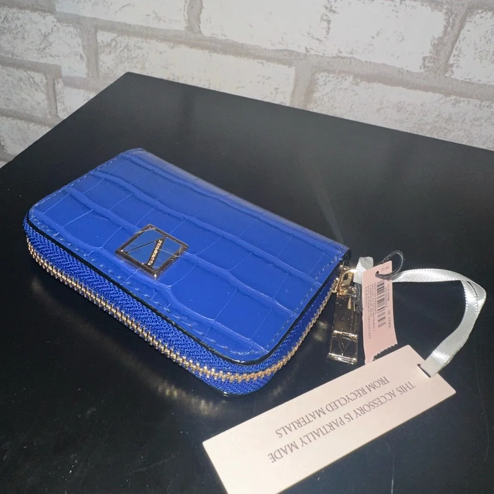 Victoria’s Secret Croc Embossed Blue Zip Wallet NWT - Picture 2 of 4